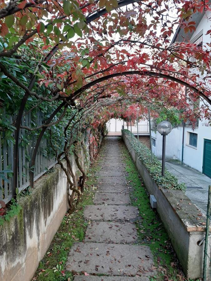Appartamento Genziana - Con Vista Piscina E Garage Sirmione Eksteriør bilde
